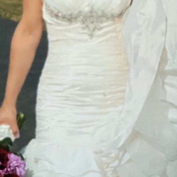 Gorgeous wedding dress with headpiece wore once/ open to offers!!! - Picture 11 of 16